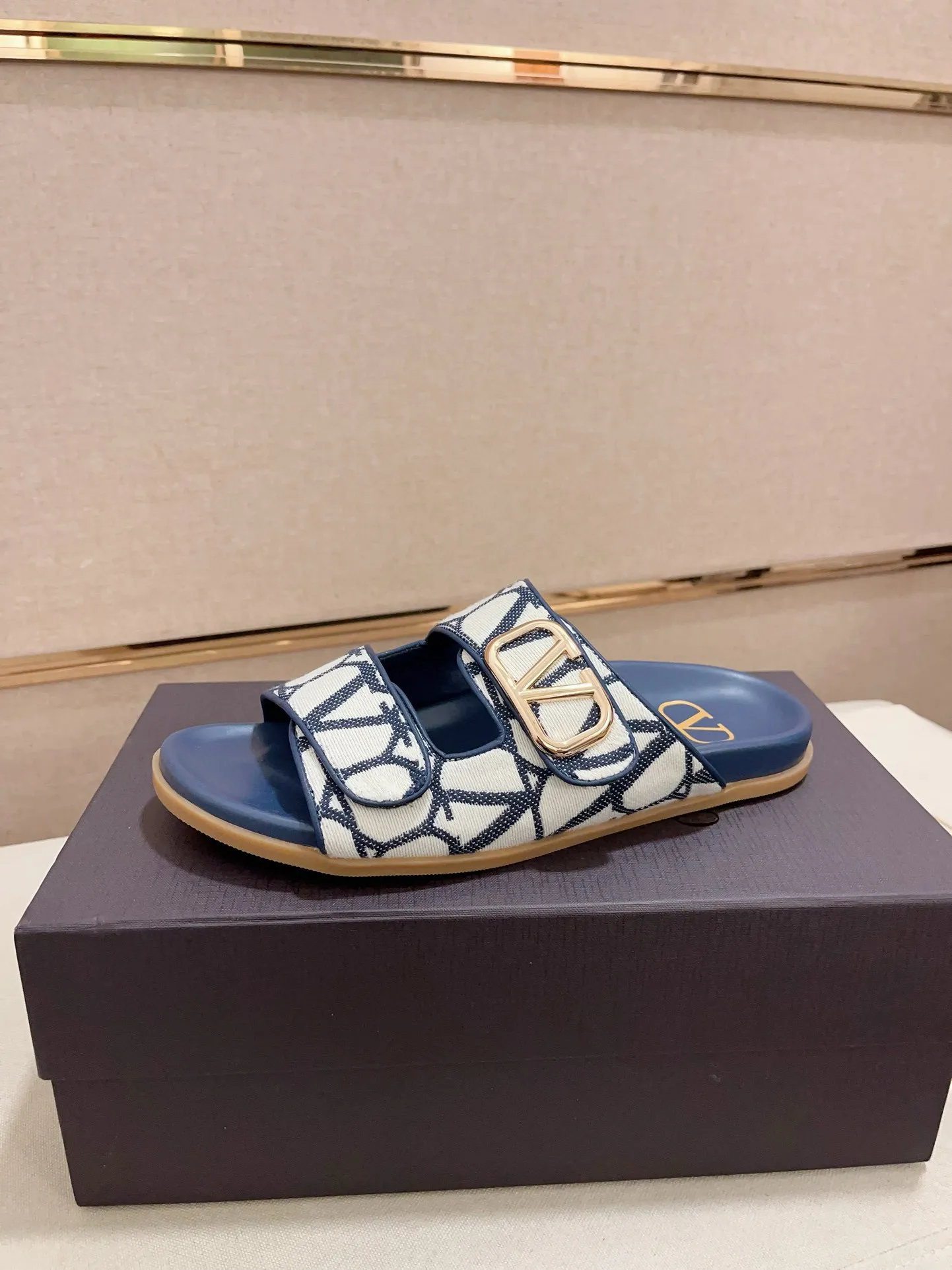 Men's shoes💰: 440💰[Valentino] New men's boutique slippers, counter quality, classic plaid, the actual workmanship is quite complex🔰The uppers are made of imported fabrics➕🐑Sheepskin lining, which tests the craftsman's craftsmanship➕original PU outsole. Size: 38-44 (45 can be customized, non-refundable)